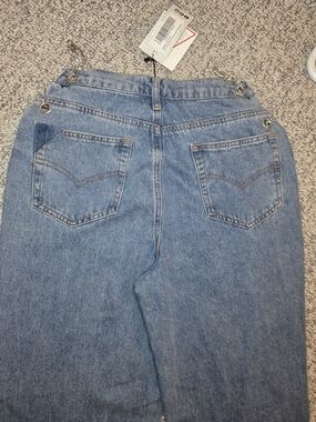 Boohoo Light Blue Straight-Leg Jeans with Chain Accent